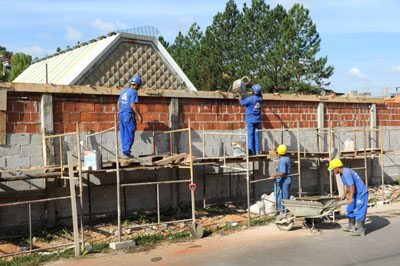 Portal de Notcias PJF | SE investe mais de R$ 150 mil em construo de muro na E.M. Prof Nbia Pereira de Magalhes Gomes | SE - 13/5/2011